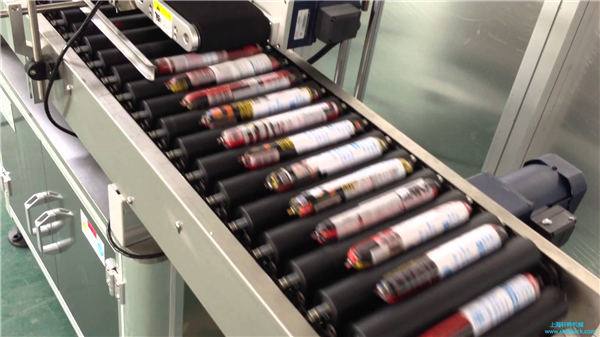 Máy dán nhãn xúc xích tự động với bộ nạp